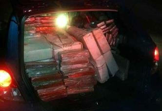 Mais de 900 tabletes de maconha foram encontrados dentro do carro (foto: Pol�cia Rodovi�ria Federal/Divulga��o)