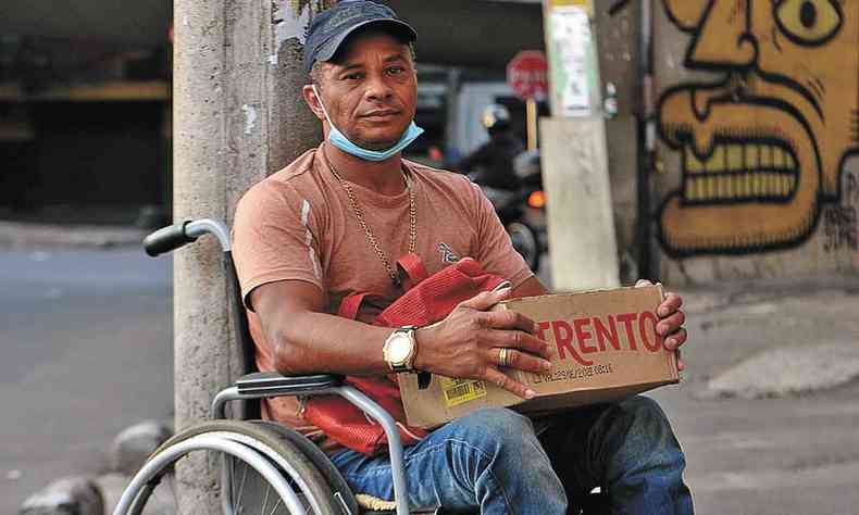Antnio Carlos, vendedor e cadeirante, que enfrenta dificuldade para se locomover no Centro de BH