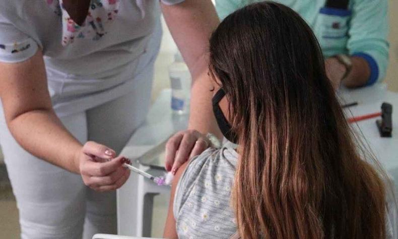 Criana sendo vacinada