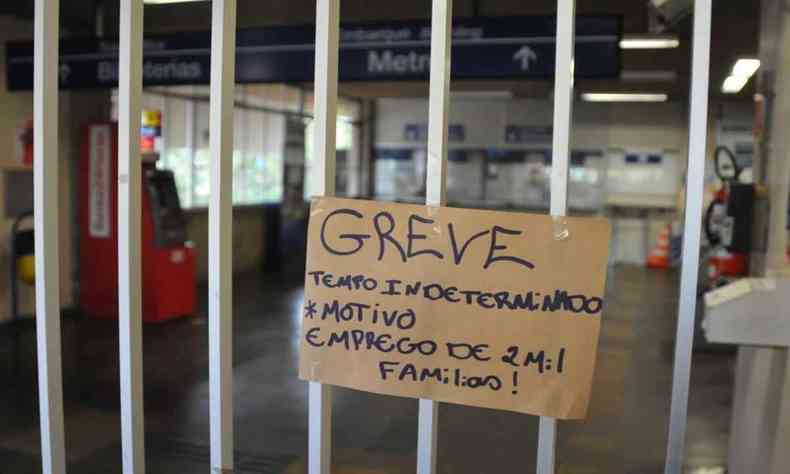 placa de greve na estao santa Efignia 