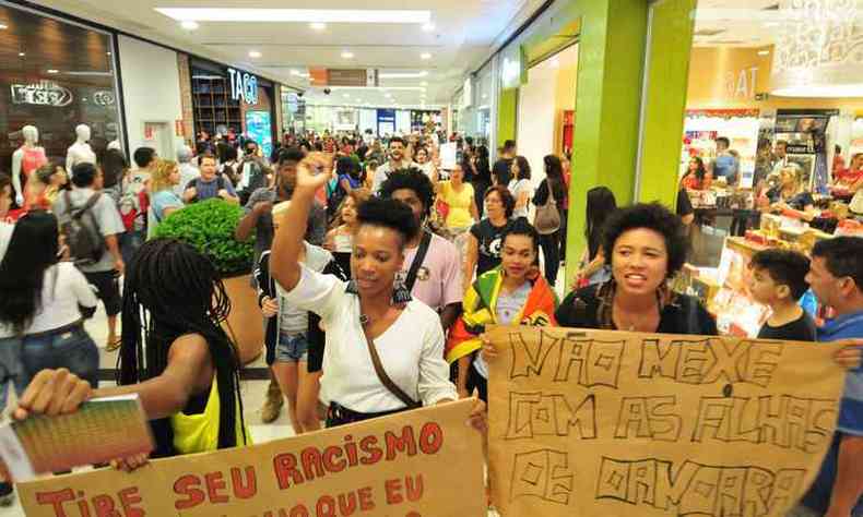 Denuncia de racismo contra seguranças de shopping na capital mineira. Manifestantes protestam dentro do shopping(foto: Alexandre Guzanshe/EM)
