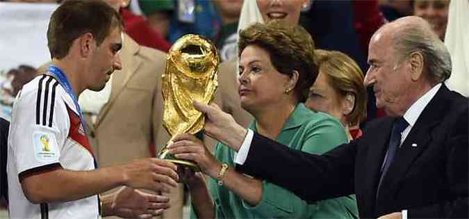 Dilma Rousseff e Josef Blatter entregaram a taa de campeo da Copa da Mundo da Fifa no Brasil para os jogadores da Alemanha(foto: AFP PHOTO / FABRICE COFFRINI )