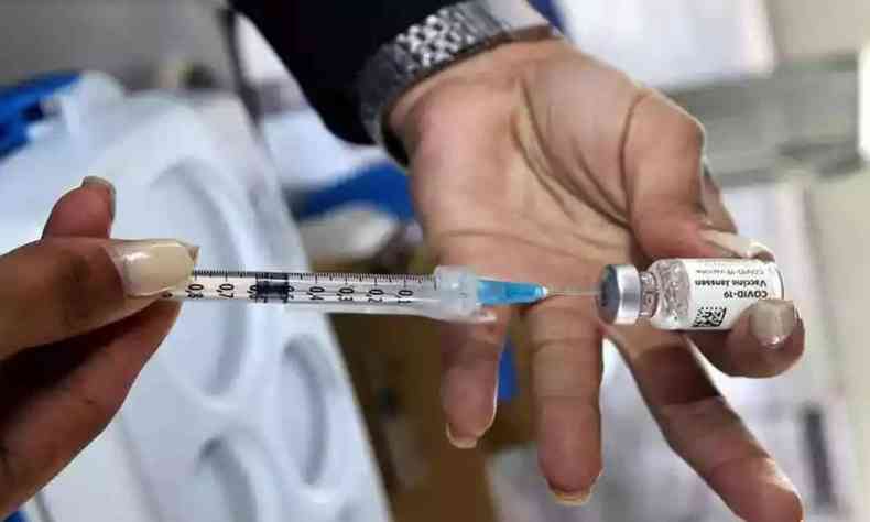 Enfermeira manipulando uma dose de vacina