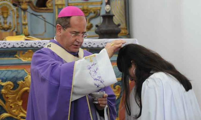 Dom Walmor faz imposição das cinzas em missa que celebra o início da quaresma (foto: Beto Novaes/EM/D.A PRESS) Dom Walmor faz imposição das cinzas em missa que celebra o início da quaresma (foto: Beto Novaes/EM/D.A PRESS)