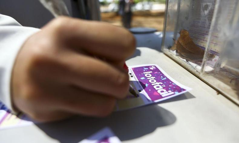 Apostador marca nmeros em um carto da Lotofcil 