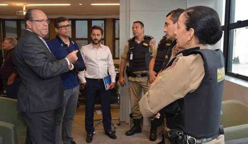 Dirigentes da CDL conversam com representantes da Polcia Militar de Minas Gerais