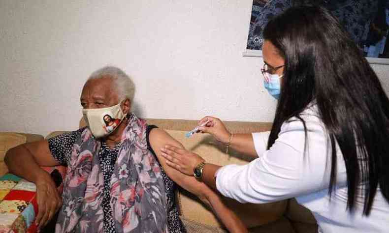 Aos 93 anos, Edith Margarida da Paixo foi vacinada em casa(foto: Ado de Souza/Prefeitura de Belo Horizonte)