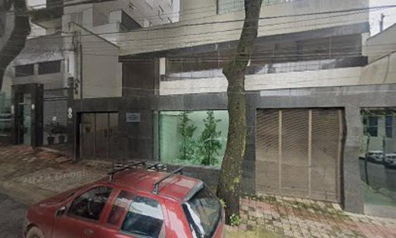 Ladres invadiram apartamento a partir da porta de incndio que foi arrombada