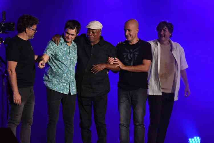 Milton Nascimento e os quatro integrantes do Skank, de p, no palco