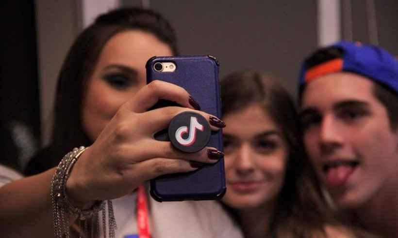 Baixa frequência de adultos no TikTok expõe crianças e adolescentes