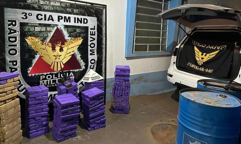 Foram apreendidos 333 tabletes de maconha, que totalizaram aproximadamente 300 kg da droga