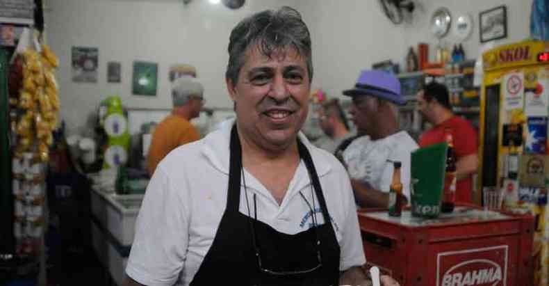 Nivaldo Bicalho prepara e serve a almndega da Mercearia do Nivaldo(foto: Tlio Santos/EM/D.A Press)