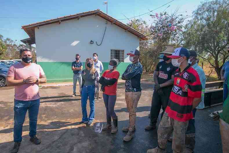 Prefeito Robson Magela (Cidadania) explica as mudanas aos catadores de material reciclvel(foto: Prefeitura de Arax/Divulgao)