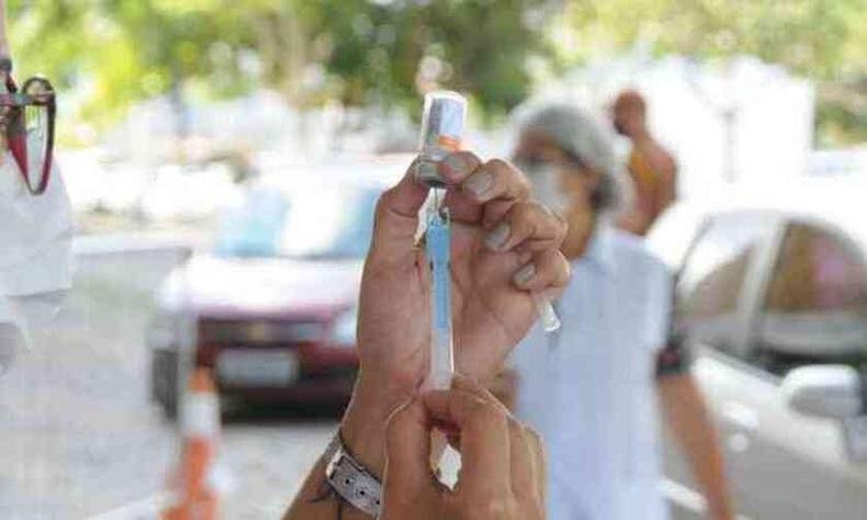 Vacinação é uma das formas de barrar o avanço da doença. Em Minas, 10,4 milhões tomaram a primeira dose(foto: Juarez Rodrigues/EM/DA PRESS) Vacinação é uma das formas de barrar o avanço da doença. Em Minas, 10,4 milhões tomaram a primeira dose(foto: Juarez Rodrigues/EM/DA PRESS)