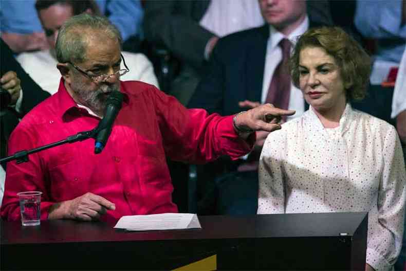Dona Marisa Letcia foi indiciada pelo Ministrio Pblico, juntamente com o marido, o ex-presidente Luiz Incio Lula da Silva, pela compra de um triplex no Guaruj, litoral paulista(foto: Nelson Almeida/AFP)