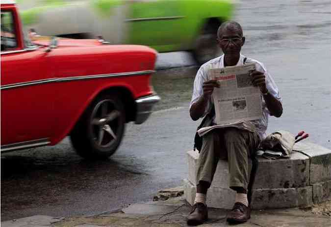Cubano l sobre as novas medidas migratrias anunciadas pelo governo em Havana(foto: REUTERS/Enrique De La Osa )