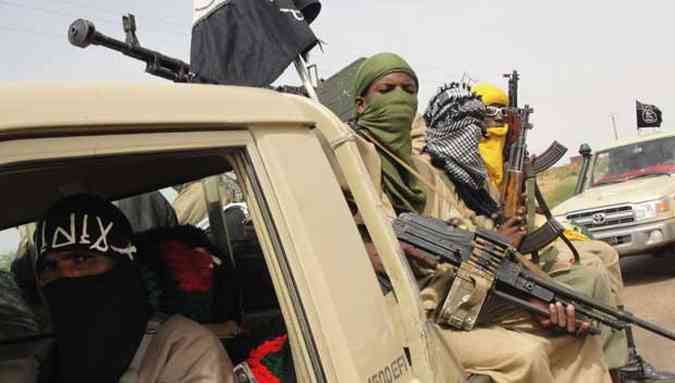 O Mali declarou, nesta sexta, estado de emergncia. O pas desencadeou uma ofensiva com apoio militar da Frana, Nigria e Senegal(foto: AFP PHOTO / ROMARIC OLLO HIEN )