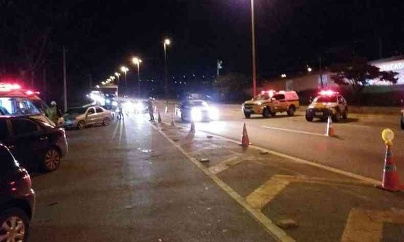 Operao para cumprimento da Lei Seca prendeu trs pessoas alcoolizadas na madrugada de sbado no Anel Rodovirio(foto: PMRv/Divulgao)