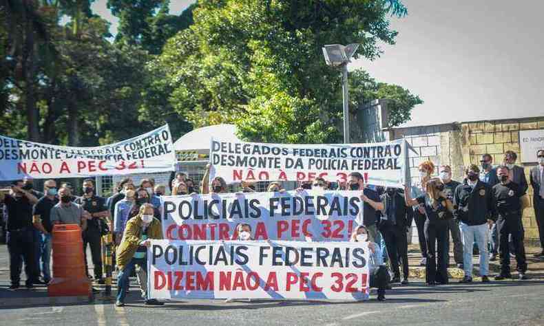 Policiais federais protestam contra proposta do governo federal que altera regras do servio pblico(foto: Leandro Couri/EM/D.A Press)