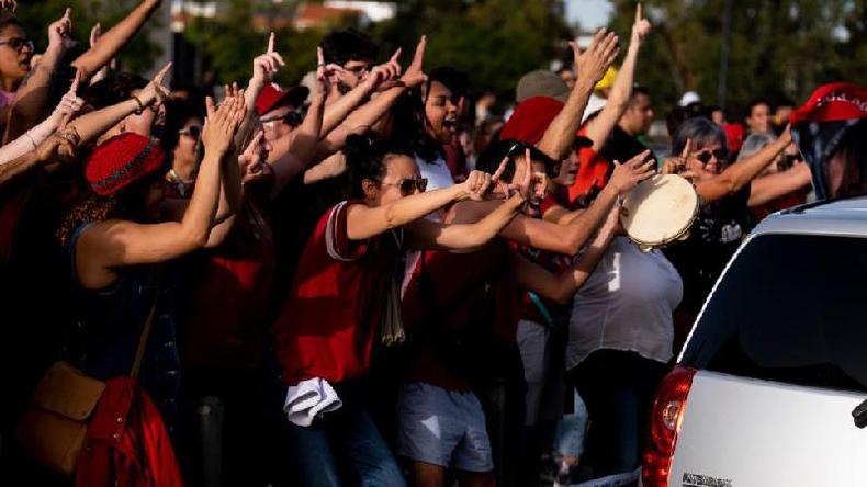 Brasileiros apoiadores de Lula fotografados em local de votação em Lisboa em 2 de outubro(foto: Getty Images) Brasileiros fotografados em local de votação em Lisboa em 2 de outubro