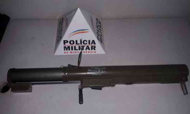 Arma estava escondida embaixo da cama de uma casa no distrito de Ouro Preto(foto: Polcia Militar (PM) / Divulgao)