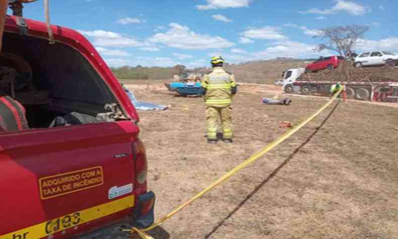 Acidente deixa trs mortos na BR-135, em Montes Claros (foto: Corpo de Bombeiros de Minas Gerais/Divulgao )