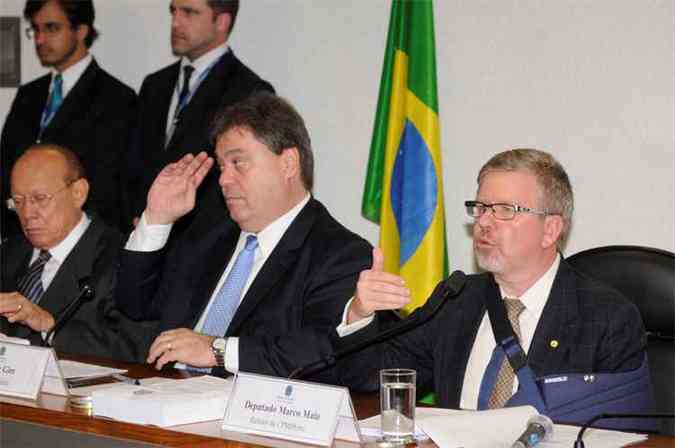 Gim Aregello (C) durante reunio, em dezembro de 2014, da CPMI da Petrobras, instaurada pelo Congresso Nacional(foto: Carlos Moura/CB/D.A Press - 17/12/14)