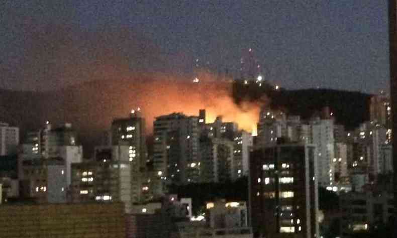 As chamas foram vistas de diversos pontos da cidade(foto: Marcelo Loss)