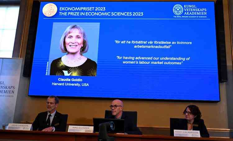 bancada anuncia Claudia Goldin, cuja foto aparece no telo, como ganhadora do Nobel de Economia
