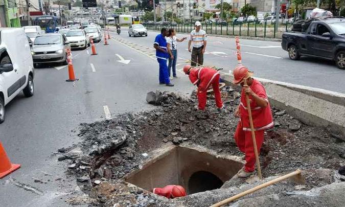 Trânsito está parcialmente interditado próximo a trincheira que dá acesso a Avenida José Cândido(foto: Gladysotn Rodrigues/EM/D.A.Press) Trânsito está parcialmente interditado próximo a trincheira que dá acesso a Avenida José Cândido(foto: Gladysotn Rodrigues/EM/D.A.Press)