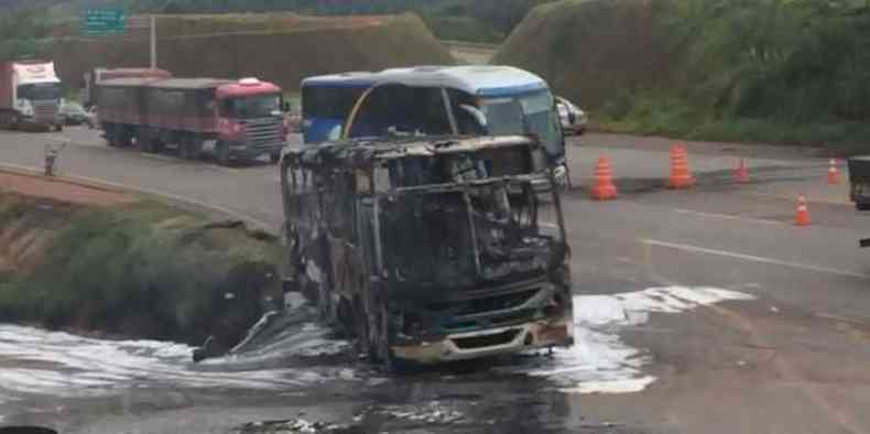nibus que se envolveu em acidente com ciclista foi incendiado pelos moradores(foto: Wagner de Oliveira / TV Alterosa )