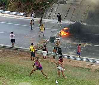 Vrias crianas esto na rodovia(foto: TV Alterosa/Reproduo)