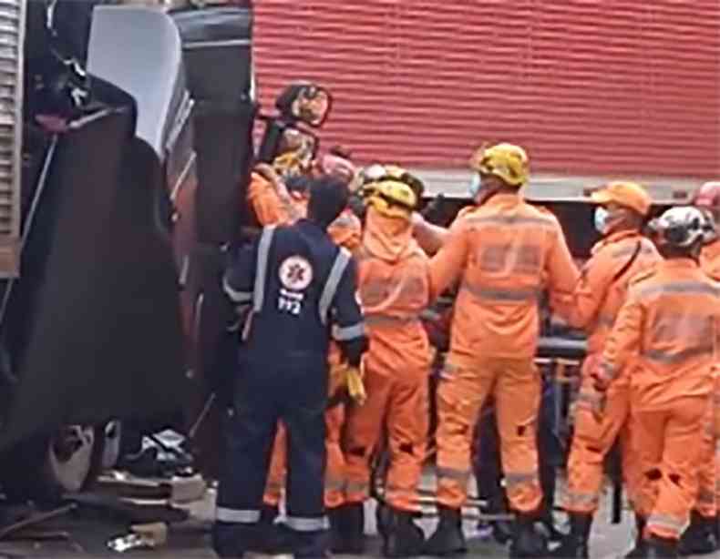 Samu e bombeiros retiram motorista prensado entre duas carretas em Betim