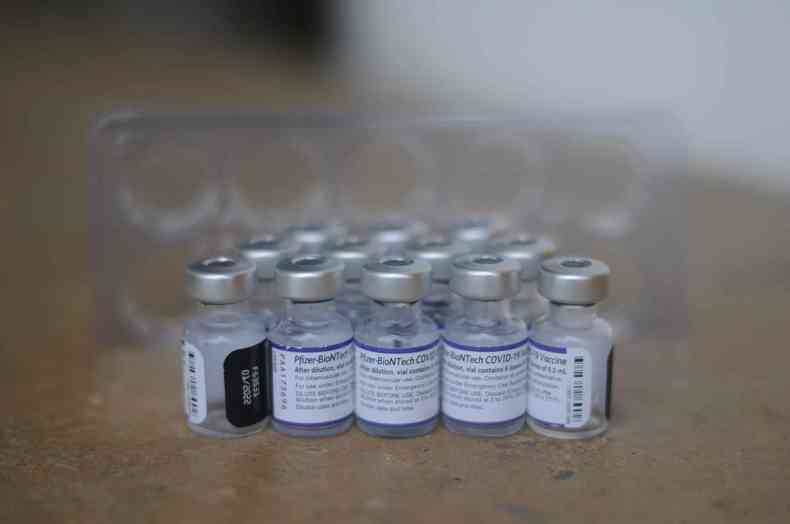 Frascos de vacina Pfizer em uma mesa