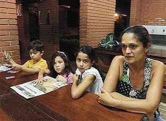 Luciene, o marido e os filhos esto abrigados numa escola estadual em Guidoval. A famlia est na cidade h apenas trs meses, vinda de Fervedouro, para melhorar de vida(foto: Marcos Michelin/EM DA Press)