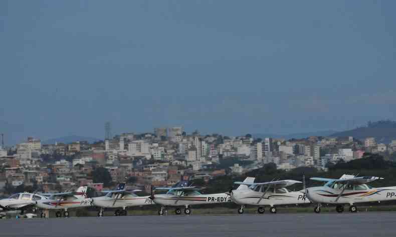 Manifestao contra o encerramento das operaes areas no Aeroporto Carlos Prates com avies colocados para fora dos hangares e levados ao Aeroporto da Pampulha