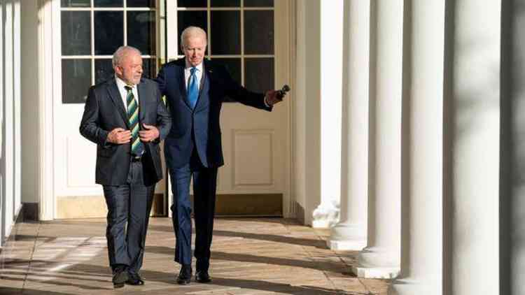 Lula e Biden em caminham pela Casa Branca 