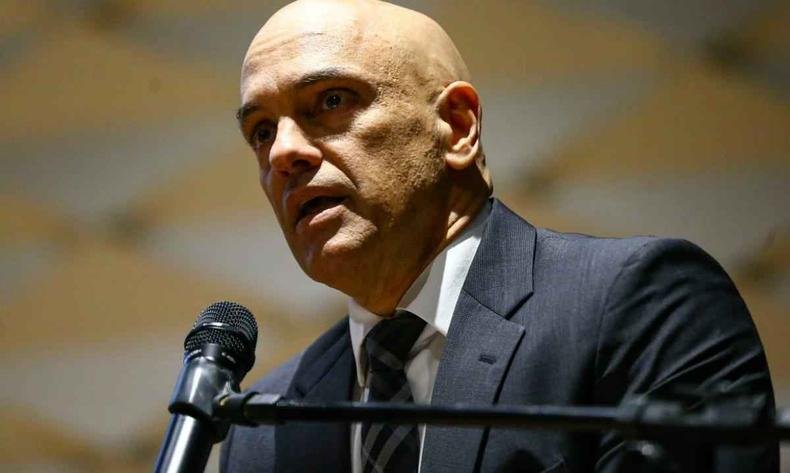 Ao atear fogo sob o pr�prio corpo, o homem gritou 'morte ao Xand�o', de acordo com testemunhas que estavam pr�ximas
