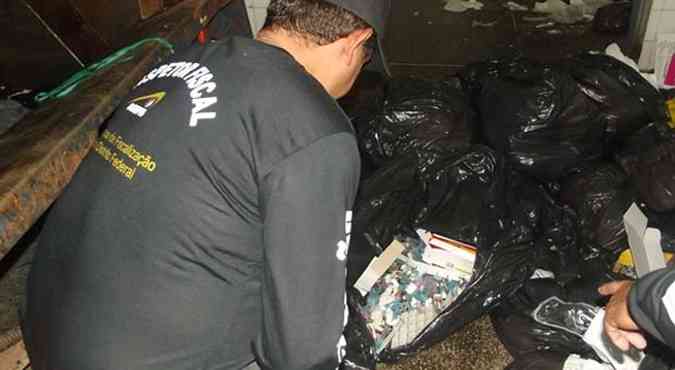 Fiscais encontraram lixo hospitalar foi encontrado junto com lixo comum (foto: Divulgao/Agefis)