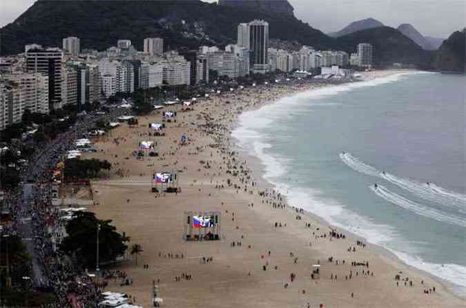 Multido lota a orla de Copacabana (foto: REUTERS/Paulo Whitaker )