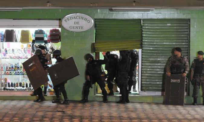 Assalto em loja na Av. Contorno, na Savassi, mobiliza policiais militares(foto: Tulio Santos/EM/D.A Press) Assalto em loja na Av. Contorno, na Savassi, mobiliza policiais militares(foto: Tulio Santos/EM/D.A Press)