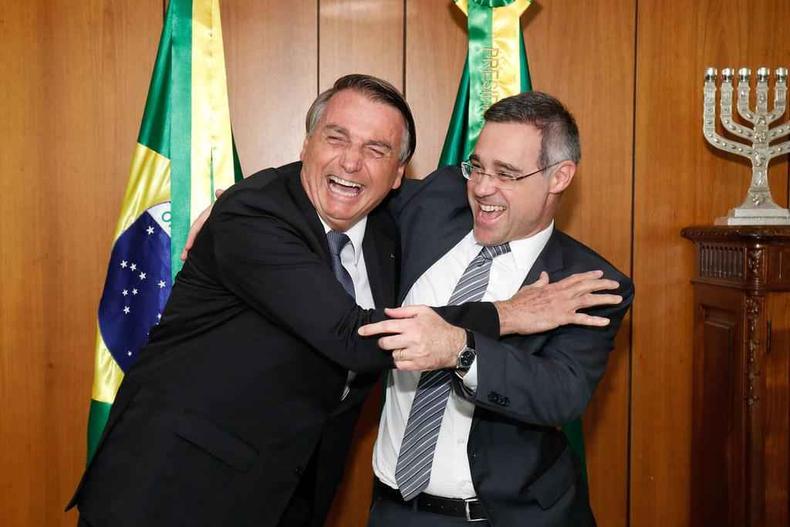 Bolsonaro e André Mendonça, em estado de pura alegria depois da indicação ao STF(foto: Palácio do Planalto/Divulgação) Bolsonaro e André Mendonça