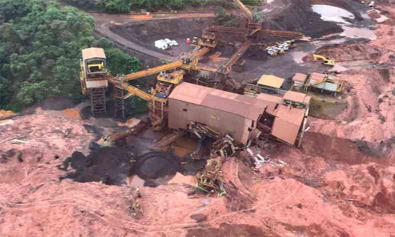 Estrutura colapsada pela onda de rejeitos ser demolida hoje em Brumadinho(foto: Corpo de Bombeiros/Divulgao)