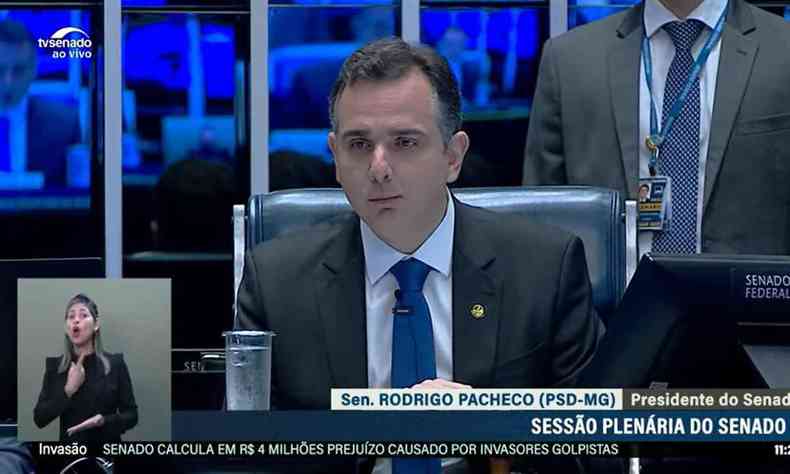 Rodrigo Pacheco no Plenrio do Senado. Ele fala ao microfone e  um homem branco, de cabelos grisalhos e usa terno