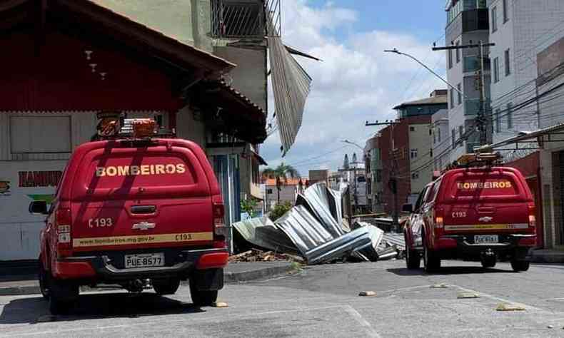 O Corpo de Bombeiros foi acionado para fazer a retirada do telhado (foto: Jorge Lopes/EM/D.A/Press)
