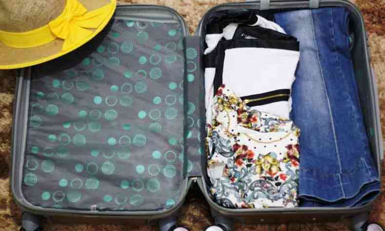 Alm das roupas, no deixe fora da bagagem bateria extra, fone de ouvido e dinheiro em espcie (foto: Juliana Andrade/CB/D.A Press)