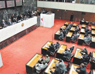 Entre 1998 e 2010, n�mero de deputados eleitos para a Assembleia Legislativa de Minas que j� eram pol�ticos saltou de 21,92% para 63,8%(foto: JO�OMIRANDA/ESP. EM/D.A PRESS- 9/7/13)