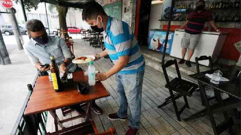 Em vrios lugares, bares e restaurantes tm regras de distanciamento de mesas e nmero de clientes(foto: Reuters)