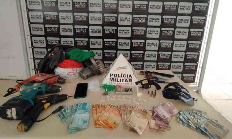 Material apreendido na casa do homem que emprestou a arma para cometimento do crime