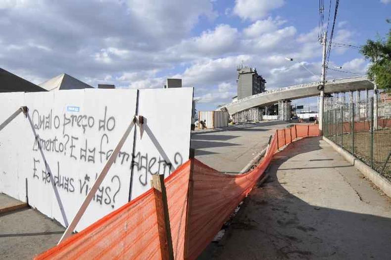 Pichao em obras o viaduto, aps sua queda, em 2014